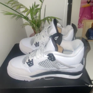 Jordan 4 military black (äkta) - Säljer mina helt nya oanvända Jordan 4’s military black, köpta för 6000. Pris kan diskuteras💕💕