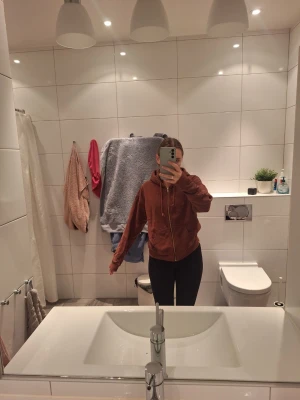 Brun vintage zop hoodie  - Höstig och snygg vintage brun zip hoodie. Perfekt till höst och vinter. 