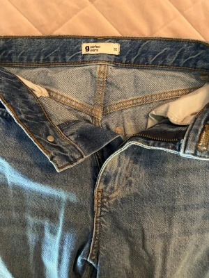 Perfekt jeans i ljusblå denim, strl 32 - Säljer ett par klassiska ljusblå jeans från  Gina i storlek 32. Modellen har raka ben. 