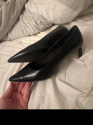 Svarta klackar  - Snygga svarta klackar!! Skickar samma dag 🩷