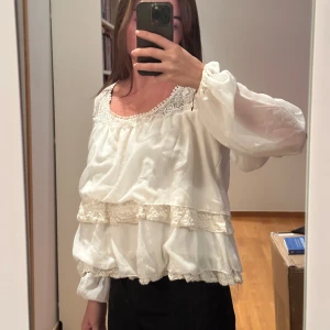 ESTER ELENORA Blus  - Blus från Ester Elenora, storlek S/M.