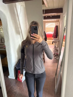 tränings jacka - Väldigt skön träningsjacka från maya delorez