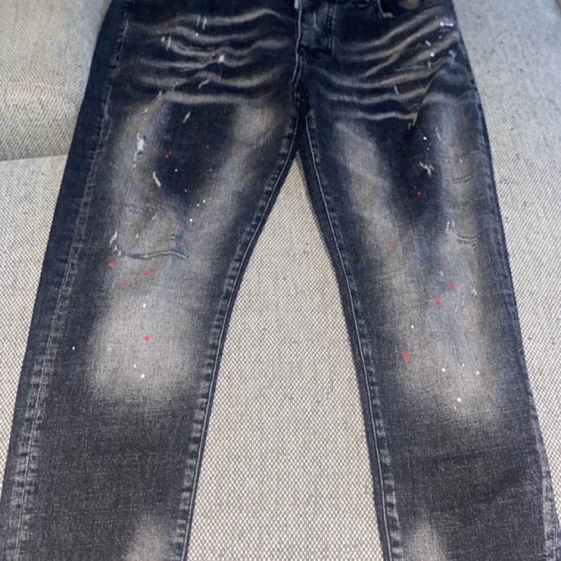 Svarta jeans med tryck och färgstänk - 2