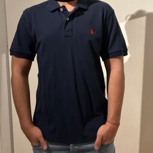 Ralph lauren pike - Säljer denna riktigt feta Ralph lauren pike i storlek S den är använd en gång passar någon som är 170 till 180. Skriv gärna vid funderingar och kom gärna med pris förslag🤝