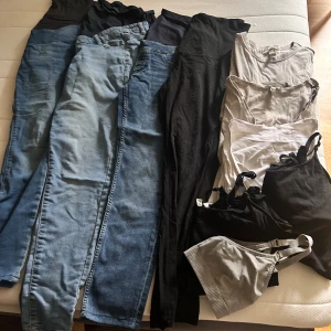Mamma kläder  - Säljer tröjor samt linnen 1 T-shirt från H&M en med svart överdel och knut framtill från SHEIN , samt vit blommig klänning också från SHEIN  sen är det 3 jeans och ett svart par leggings stl 38/40 överdellarna samt klänningarna är i stl M-L