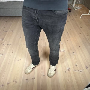 Nudie jeans Grim tim - Ett par Nudie jeans i modellen Grim tim. De är i bra skick och i storlek W32 L30. Hör gärna av er vid frågor och funderingar!🤗