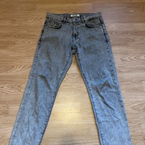 Grå jeans från Woodbird - Grå jeans från woodbird