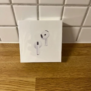 AirPods 4 ANC - Helt nya Apple AirPods 4 med aktiv brusreducering (ANC). Oöppnad originalförpackning, modell A3057/A3058/A3059. Kompatibel med USB-C och Apple Watch. Perfekt för trådlös musik och samtal med hög ljudkvalitet. Inga synliga defekter eller slitage.