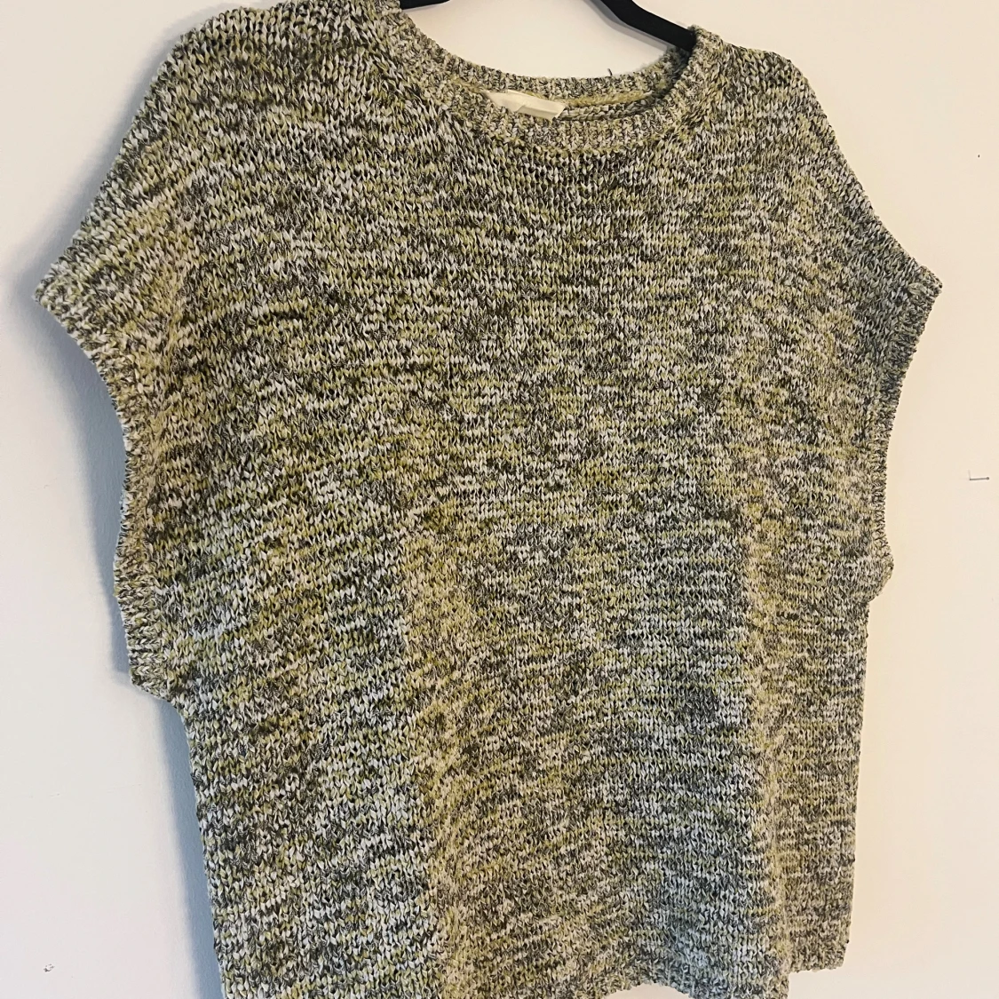 Stickad kortärmad tröja i ljus grön och grå nyanser - 3