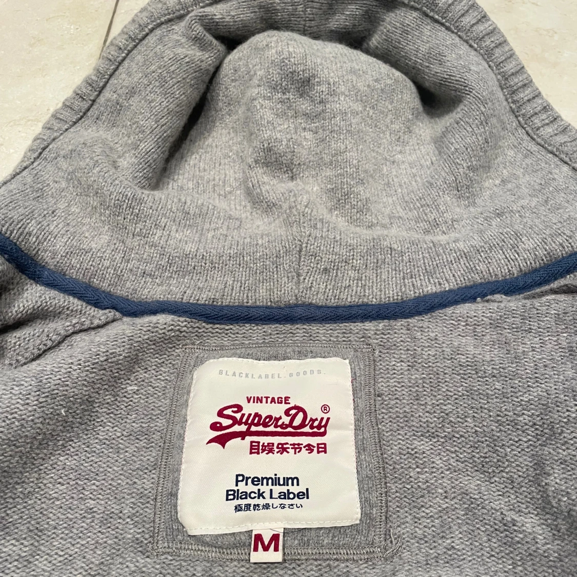 Grå kofta från Superdry med huva - 2