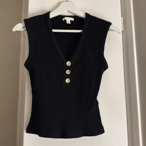 Svart ribbad topp - Svart ribbad linnetopp från H&M, använd en gång och därför i super fint skick🩷