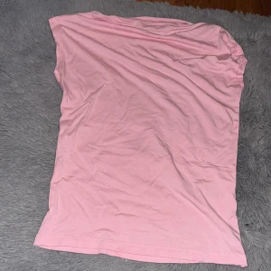 Ljusrosa enkel t-shirt topp - Säljer en ljusrosa t-shirt topp