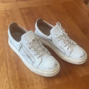 Vita sneakers Giuseppe Zanotti strl 42 - Säljer ett par vita sneakers från Giuseppe Zanotti i storlek 42. Skorna kommer utan box, därav det sänkta priset. Skriv vid funderingar ✌️