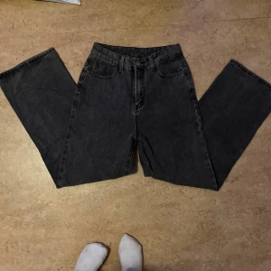 Svarta wide jeans från Shein, S - Säljer ett par svarta jeans från Shein i storlek S (EU 36). Modellen har hög midja, raka ben och bred passform. 