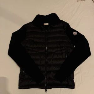Moncler cardigan - Säljer min moncler cardigan. Den är sparsamt använd och har inga tecken på defekter eller liknande. Storlek 2 (M). Har även orderbekräftelsen för att visa jackans äktenskap. Nypris ca 10000kr mitt pris 6499kr