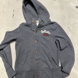 Vintage Hollister hoodie med knappar - Extremt eftertraktad och sällsynt vintage  Hollister hoodie med knappar! Grymt skick, inga defekter - ser exakt ut som på bild! Storlek S!. Skriv vid frågor!💬