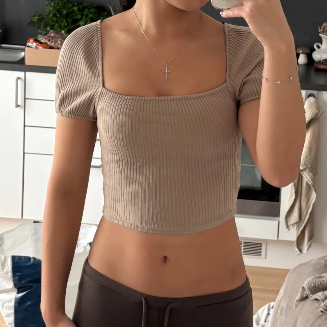 Beige ribbad croppad topp - 1