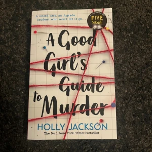 A Good Girl's Guide to Murder - En spännande thriller om en student som vägrar släppa ett gammalt mordfall. Perfekt för dig som gillar mysterier, hemligheter och att följa smarta unga huvudpersoner som söker sanningen. En modern deckare som håller dig på helspänn från första sidan.
