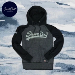 Superdry grey hoodie - Snygg mörkblå hoodie från Superdry med stort vitt logotryck på bröstet | Tröjan är grå men ser blå ut pga ljuset | Size M | Vintage och otroligt limiterad | Slutsåld | Pris kan diskuteras