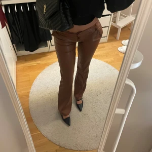 Skinnbyxor bootcut  - Snygga bruna skinnbyxor med bootcut passform och låg midja. Perfekta höstbyxor eller till fest