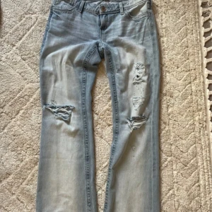 Baggy jeans  - Säljer mina såå snygga jeans från Gina i storlek S . Knappt använda och tyvärr för stora för mig💓💓 midja 68, innerbenslängd 78. Slutsålda på ginas hemsida⚡️