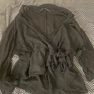 Svart blus från Zara - Svart blus från Zara i storlek M