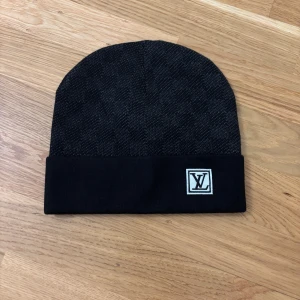 Vinter mössa  - Säljer denna snygga och varma mössa eftersom jag inte har behov av den längre. Passar perfekt till höst och vinter, i fint skick! Skicka gärna dm om intresserad 