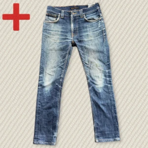 Slim Dry Nudie Jeans  - Ett par riktigt Snygga Slim Dry Nudie Jeans med otrolig Patina. Storlek 30/32 i modellen thinn finn (se mått nedan). Mycket bra skick, inga hål eller större slitningar. Skriv om du har frågor!  Mått: Midja – 39,5 cm, Innersöm – 72 cm, Yttersöm – 96 cm, Lår – 26 cm, Benöppning – 16 cm.