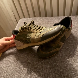 Valentino rockrunners  - Valentino rockrunners| Storlek 38,5| defekterna ser ni i bild 3 men inget som man ser eller påverkar så mycket alls| Hör av er vid fler funderingar |