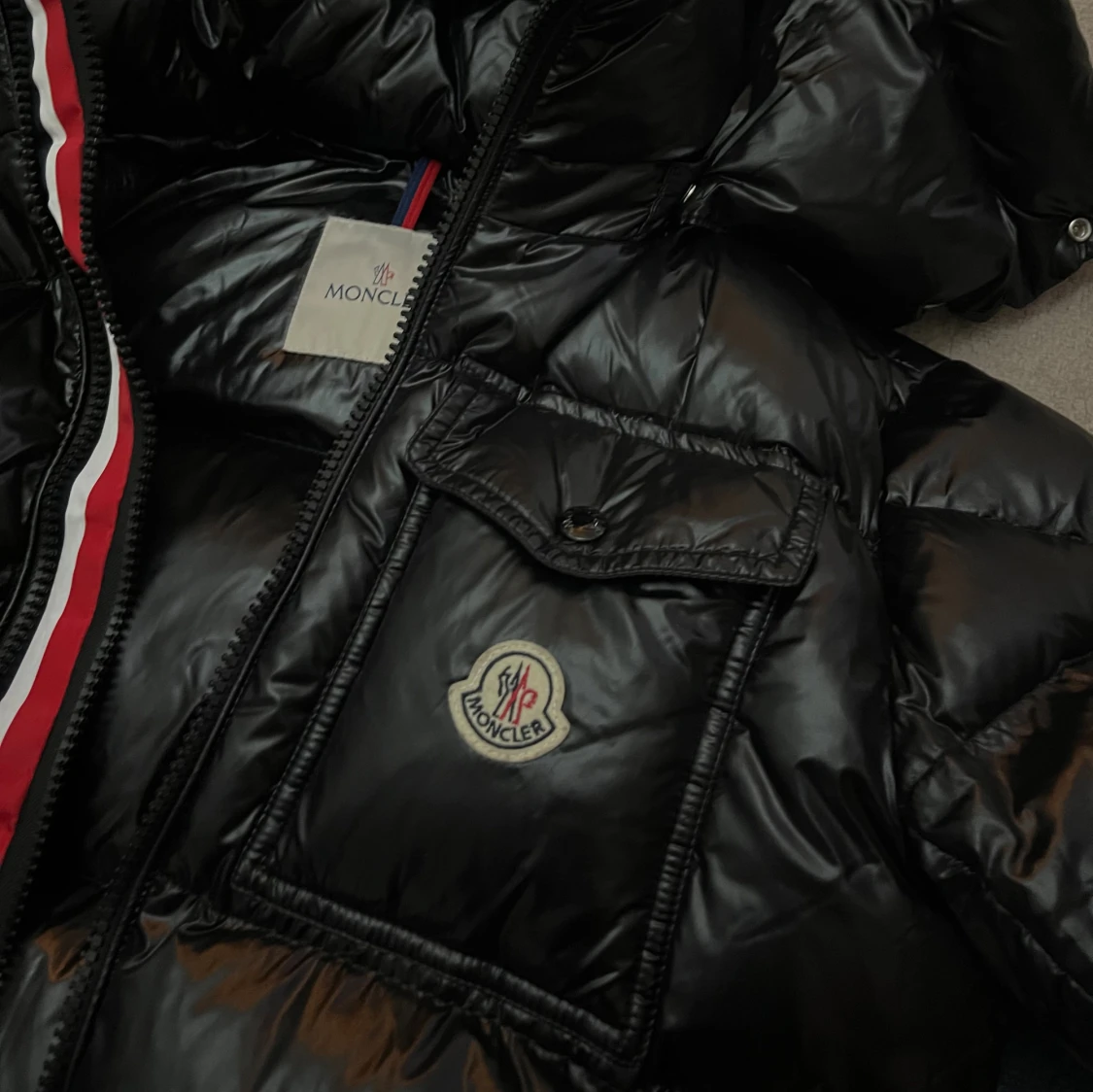 Svart Moncler pufferjacka med huva - 1