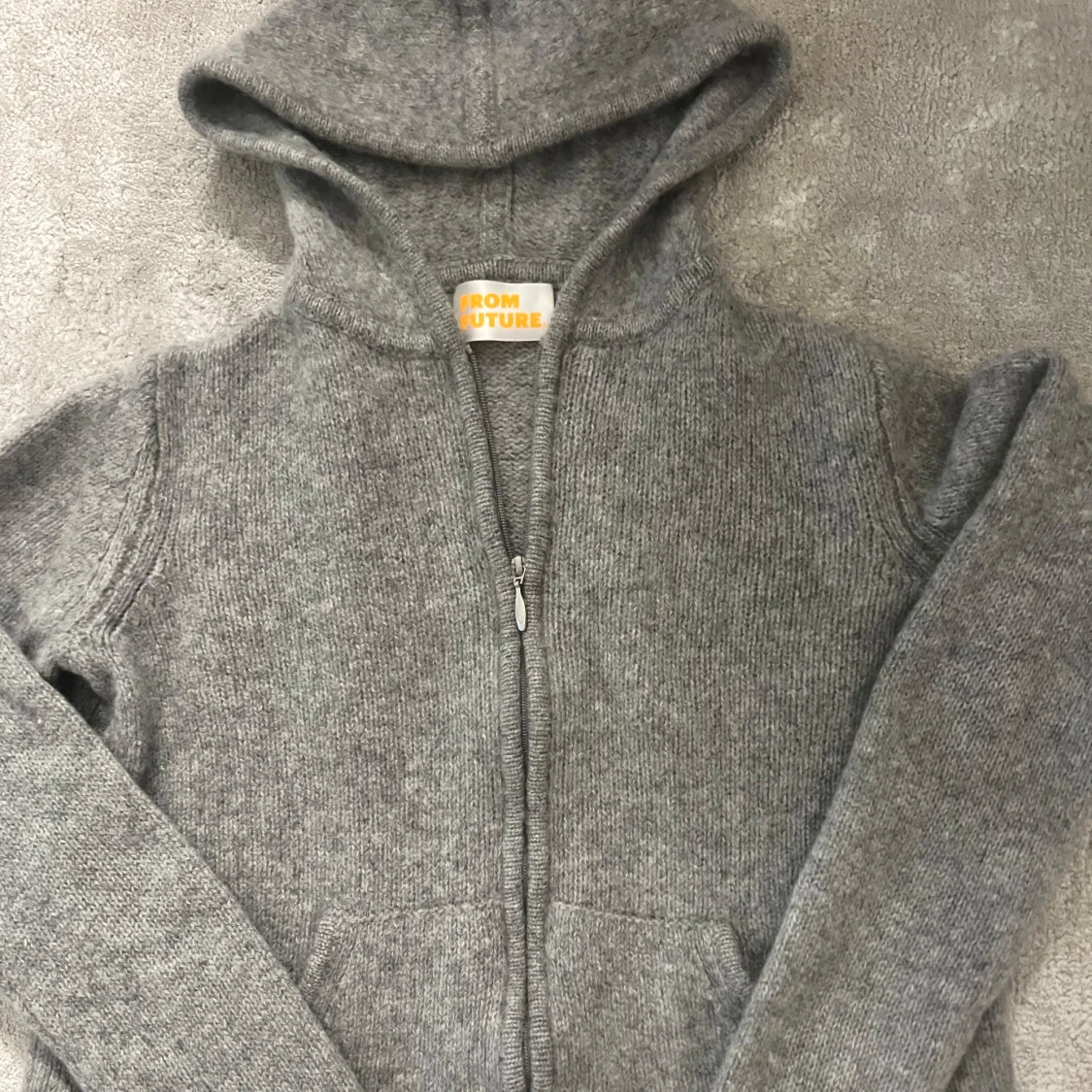 Grå stickad hoodie från From Future