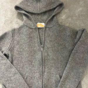 Grå stickad hoodie från From Future - Säljer en grå, stickad tröja från from future. Storlek xs men är mindre i storleken 