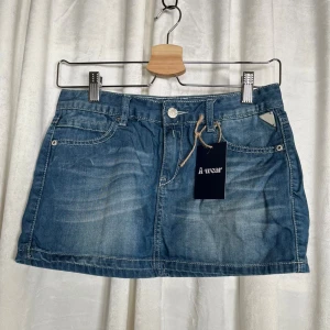 Blå jeanskjol från Replay - Mått:Ytterbensmått 27  cm  Midjemått (mätt rakt över) 35 Cm  Grenmått 13  cm                                                               Bra skick. Hör gärna av er vid frågor!                    Följ oss : Instagram a_wearuf                                                         TikTok : awearuf                                                                   (Nr 21 ) 