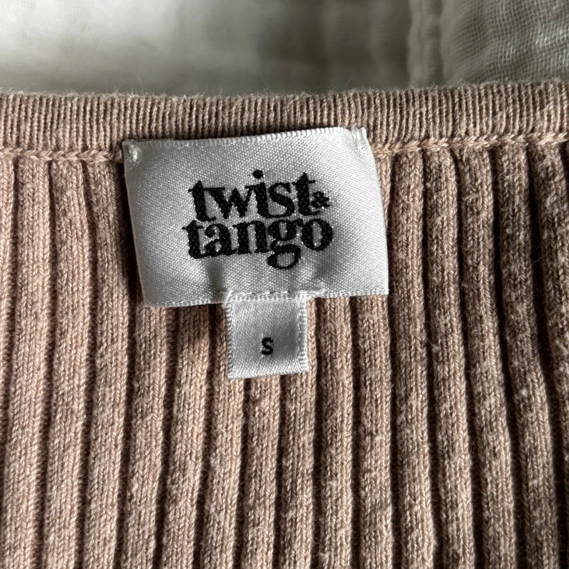 Beige ribbad topp från Twist & Tango - 1
