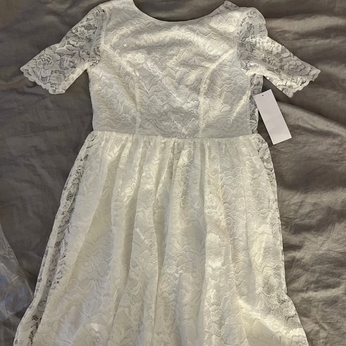 Vit spetsklänning från Bubbleroom