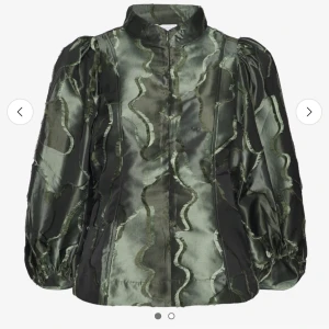 SÖKER!Coster copenhagen blus grön - Söker denna blus! I storlek 38 eller 40💕desperat och tacksam om nån skulle vilja sälja