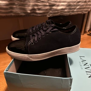 Lanvin skor - Säljer nu dessa extremt eftertraktade lanvin skor i färgen navy! Grymt skick, inga defekter - ser exakt ut som på bilderna och nästan helt nya! Storlek 43! Skriv gärna vid frågor 💬✌️