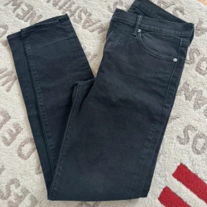 Svarta skinny jeans från &Denim - Svarta jeans från &Denim i skinny fit med klassisk femficksdesign och smal siluett. Jeansen har normal midja och är tillverkade i stretchigt denim-material för en bekväm passform. Perfekta för dig som gillar en tajt look.