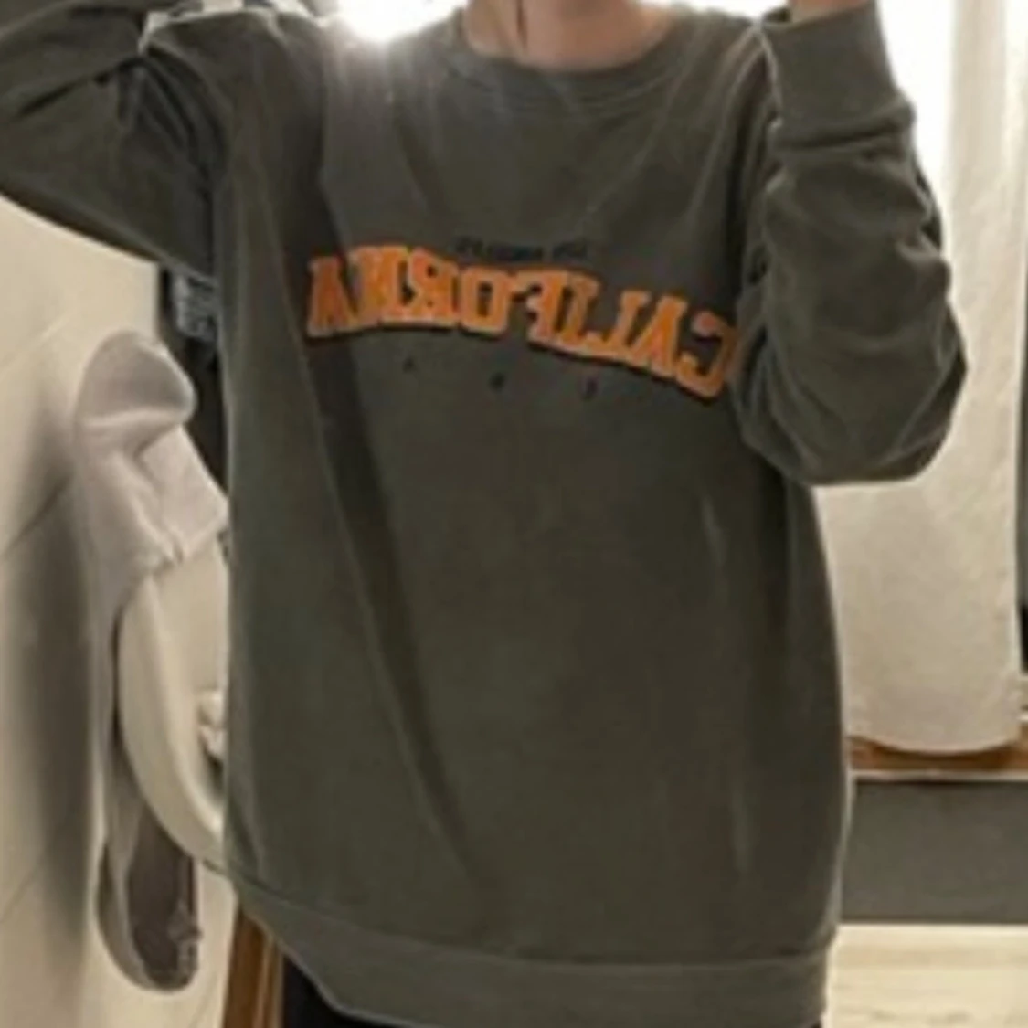 Grå sweatshirt med gul text California - 1