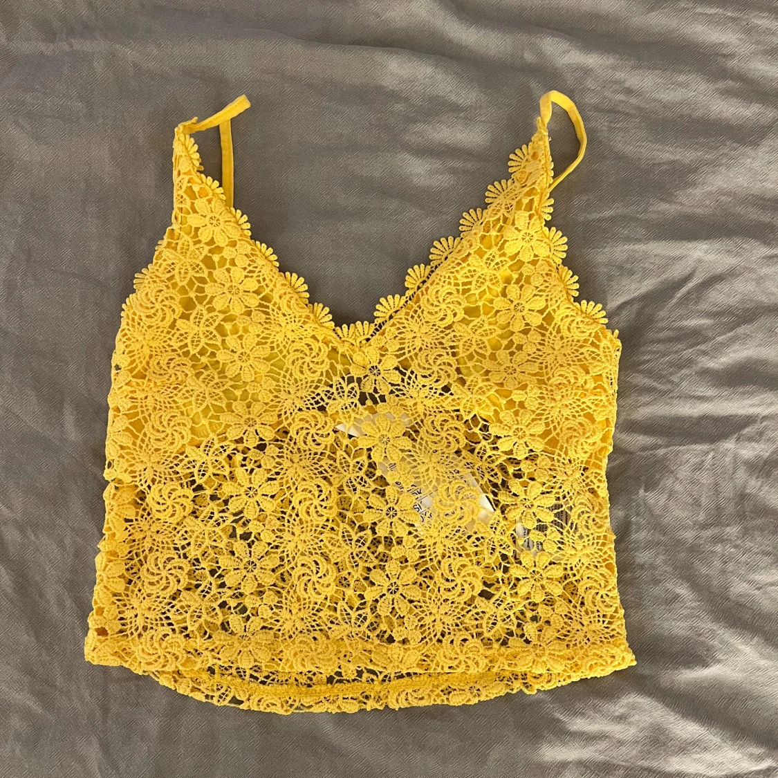 Gul spetsig linnetopp från H&M