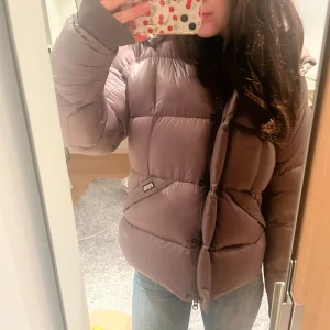 (Grön) pufferjacka från Puffer - Säljer en riktigt snygg grön pufferjacka från Puffa med en sååå mysig huva. Passar perfekt över en tjockare tröja, för kalla dagar och har en cool, oversized vibe. Kan sänka pris vid snabb handling! ❣️