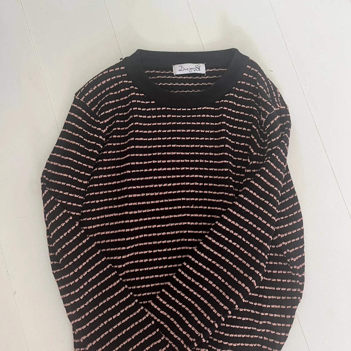 Svart och rosa randig tröja Design by Si - 1