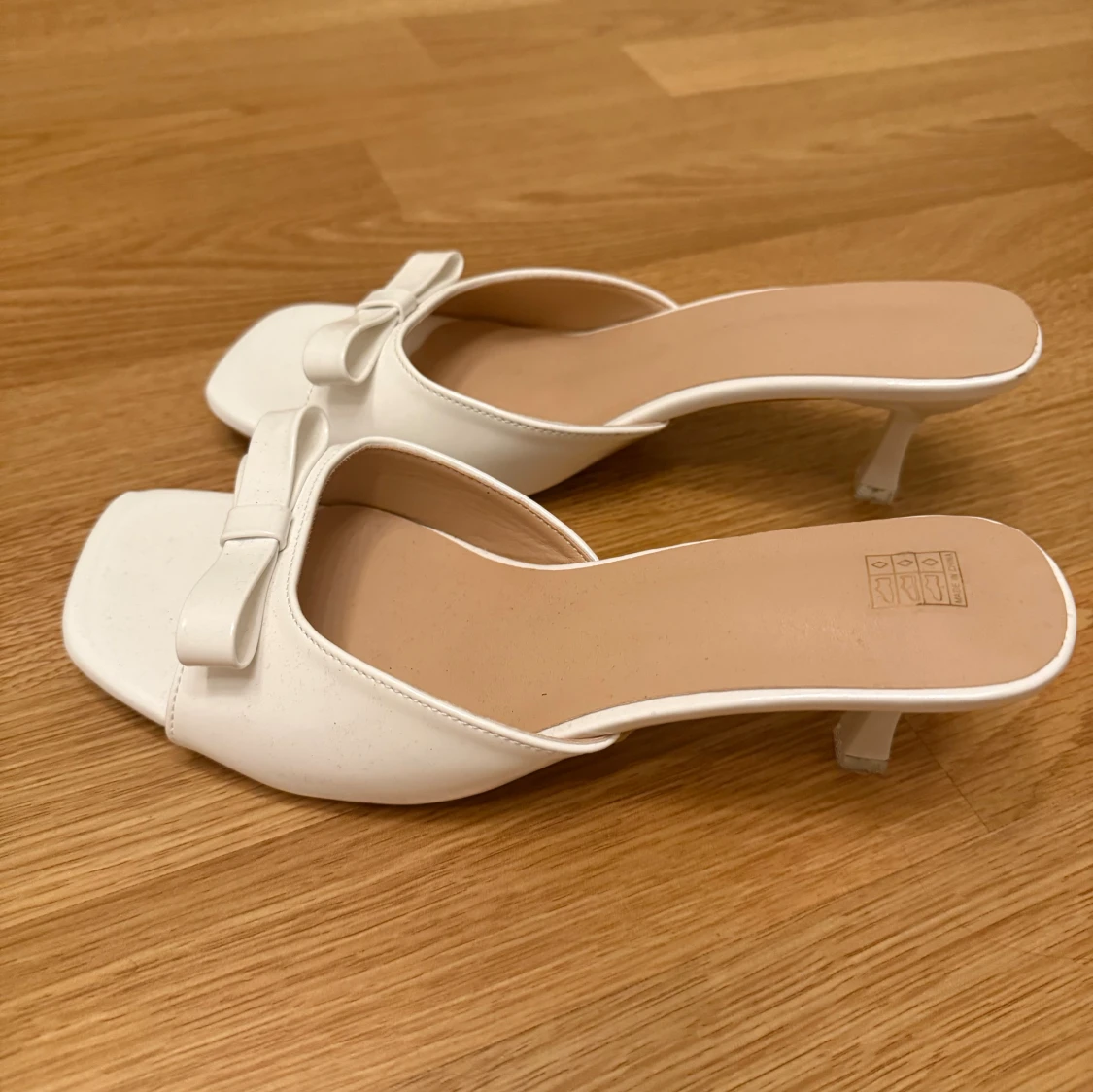 Vita klackar med rosett och låg klack - 1