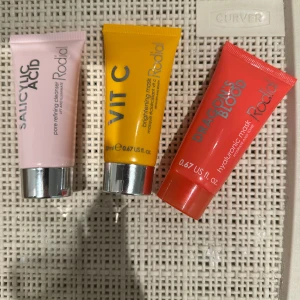 Rodial ansiktsmasker och rengöring 3-pack - Säljer tre olika ansiktsprodukter från Rodial: en rosa salicylsyra pore refining cleanser, en gul vitamin C brightening mask och en röd Dragon's Blood hyaluronic mask. Alla i smidiga tuber på 20 ml med silvriga lock. Perfekt för dig som vill boosta din hudvårdsrutin.