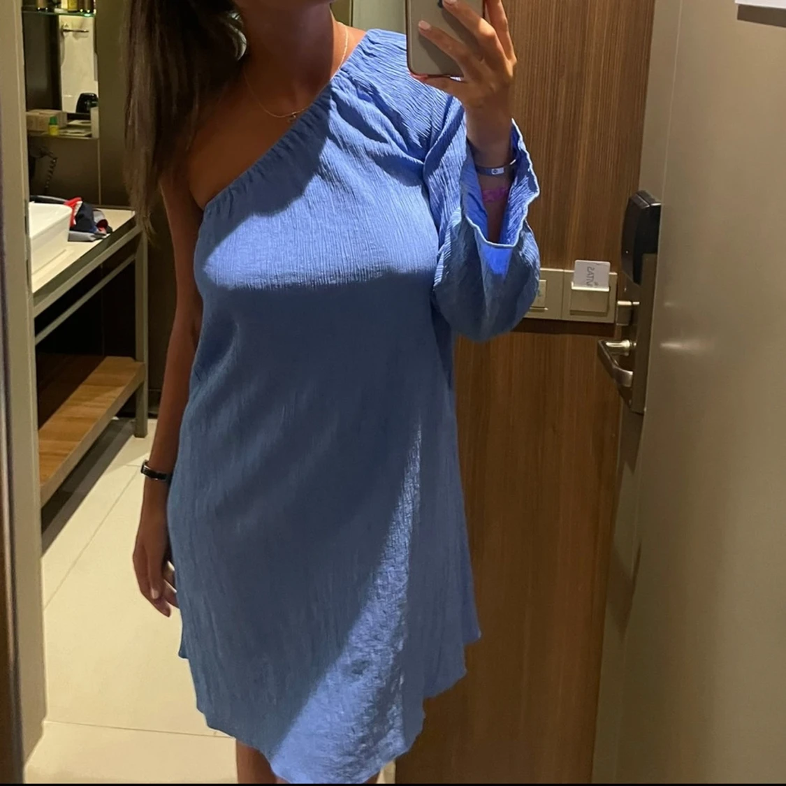 Blå oneshoulder kortklänning - 2