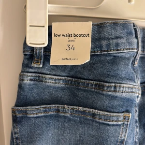Bootcut jeans low waist  - Snygga blå bootcut jeans från Gina tricot i storlek 34. 💖 aldrig använda 