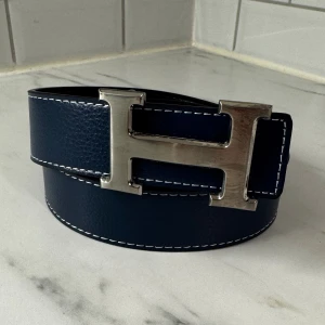 Mörkblå H bälte  - Säljer bälte i storlek 110.