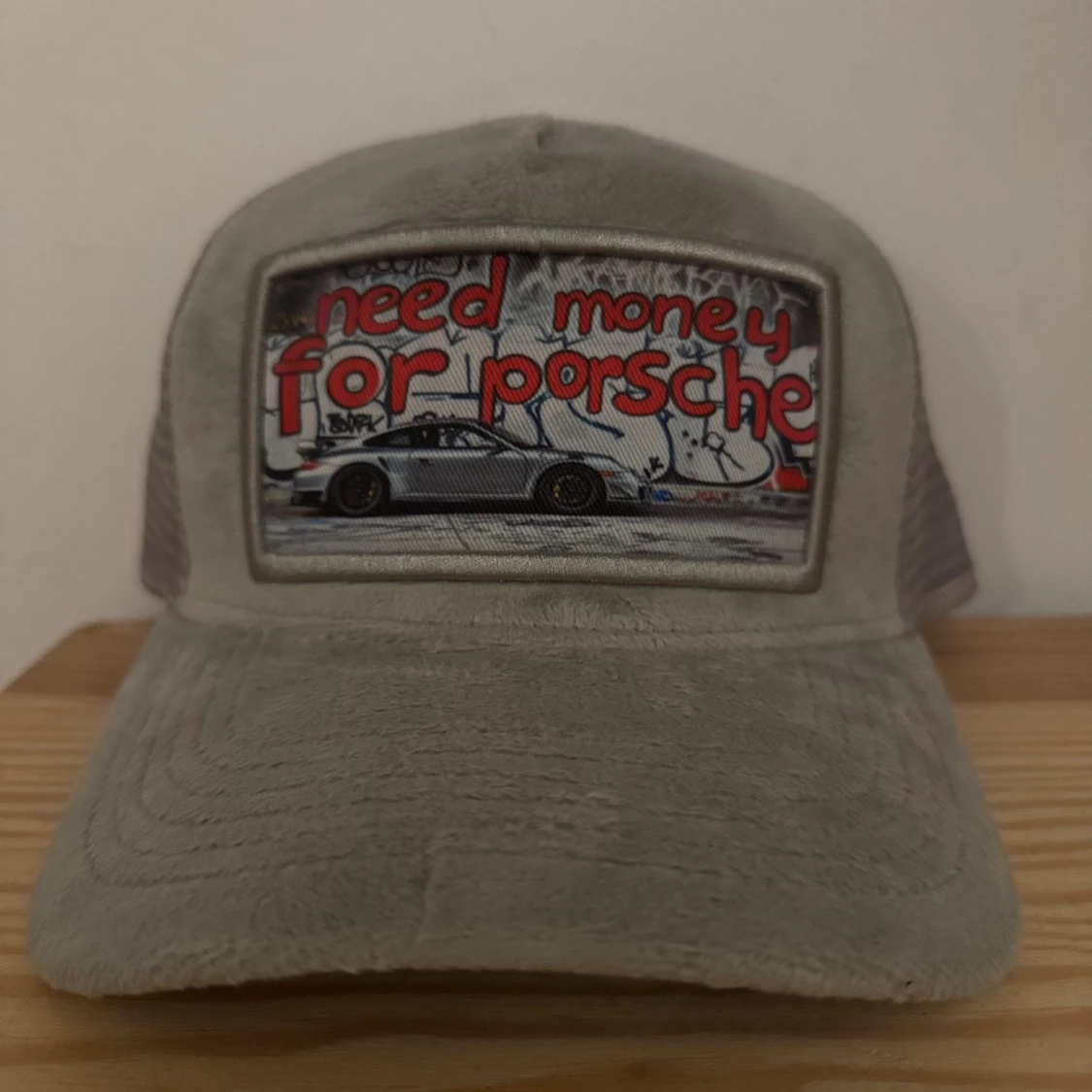 Grå keps med Porsche-tryck från revenite - limiterad