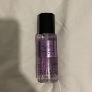 Victoria Secret fragrance mist - Oanvänd Victoria Secret fragrance mist: Love spell, 75 ml
