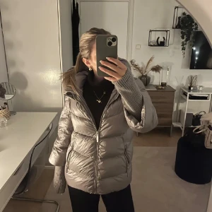 SÖKER - SÖKER denna jacka i storlek s 